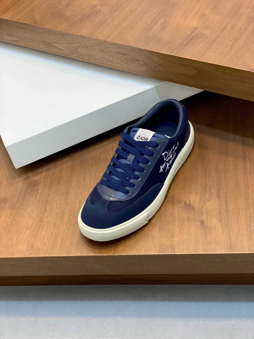 Factory price: 420💰Dior Crafted from navy and white jacquard with Oblique print and suede panels, it features a distinctive padded tongue embossed with the Dior signature, wide navy mohair laces and brass eyelets with a matte tonal finish. White rubber sole with Dior Oblique pattern, enhanced by a contrasting Dior 30 Avenue Montaigne signature on the rear. It can add fashionable temperament to casual looks. Exquisite packaging at the delivery counter 🛍📦 ▪️ Fabric: Original customized Oblique presbyopia + cowhide ▪️ Lining: Original customized sheepskin + breathable mesh ▪️ Sole: Original molded anti-slip rubber material ▪️ Bottom thickness: 4CM ▪️ Size: Men's 38-45 (38, 45, 46 customized)